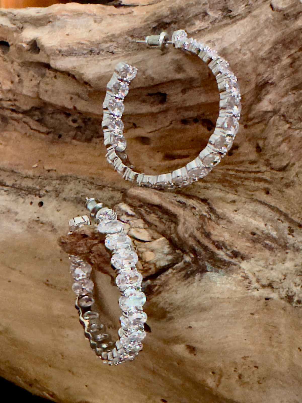 Pendientes Aros Brisa blanco plateado sobre madera
