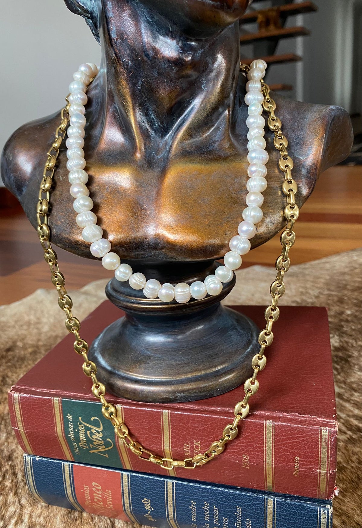 Conjunto de cadena dorada eslabones y collar de perlas