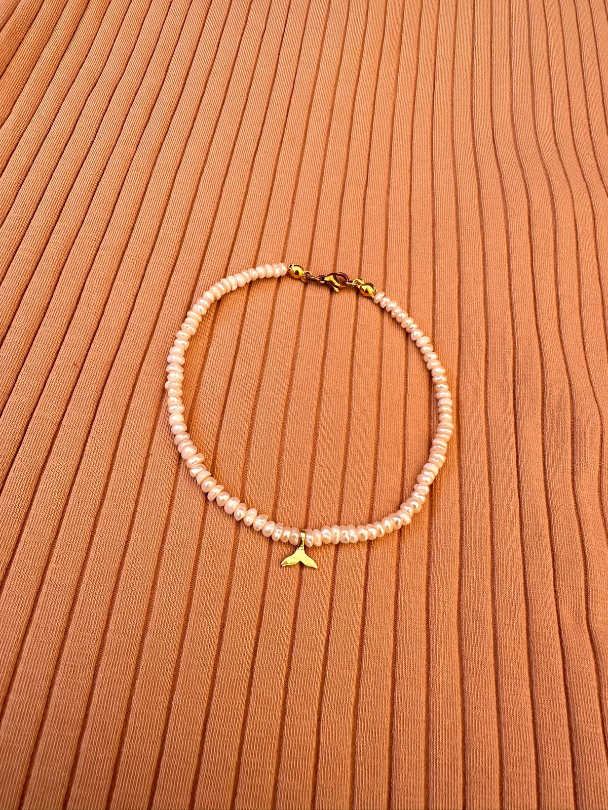 Collar Cetus - Perlas naturales con charm cola de ballena dorada