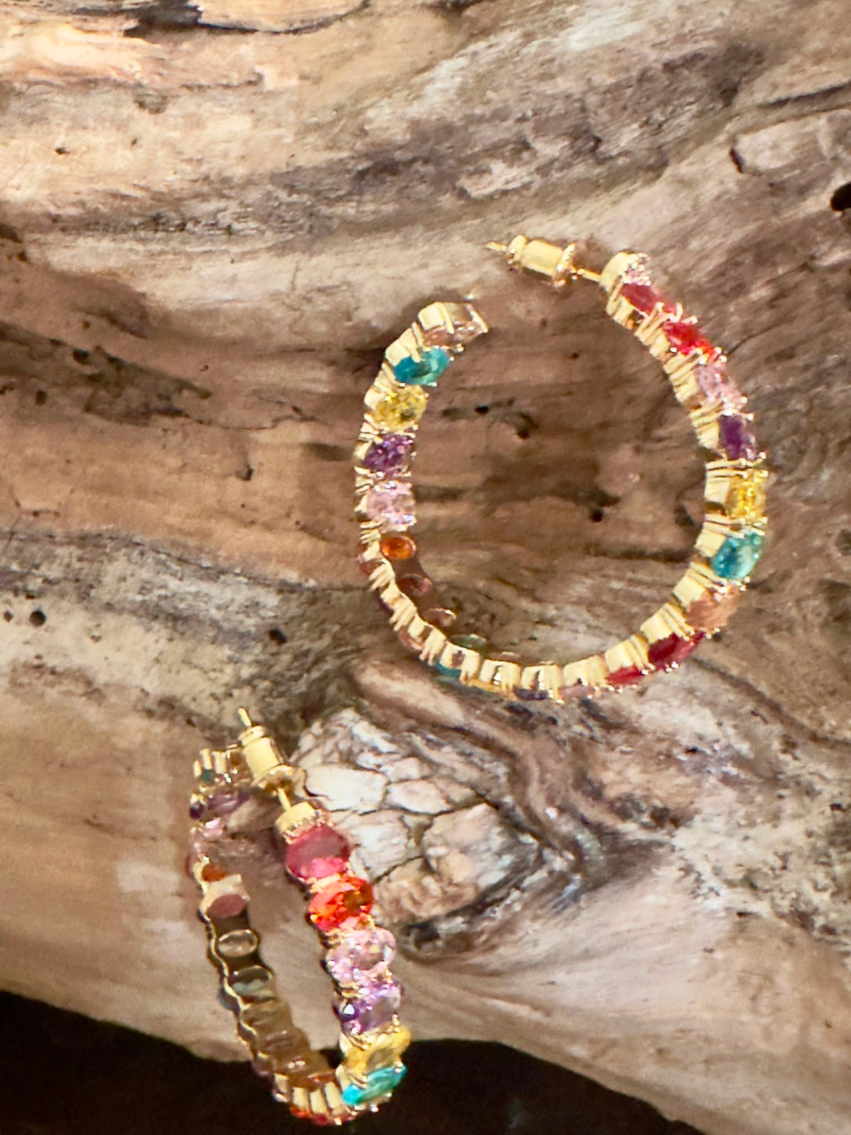 Pendientes Aros Brisa multicolor dorado sobre madera