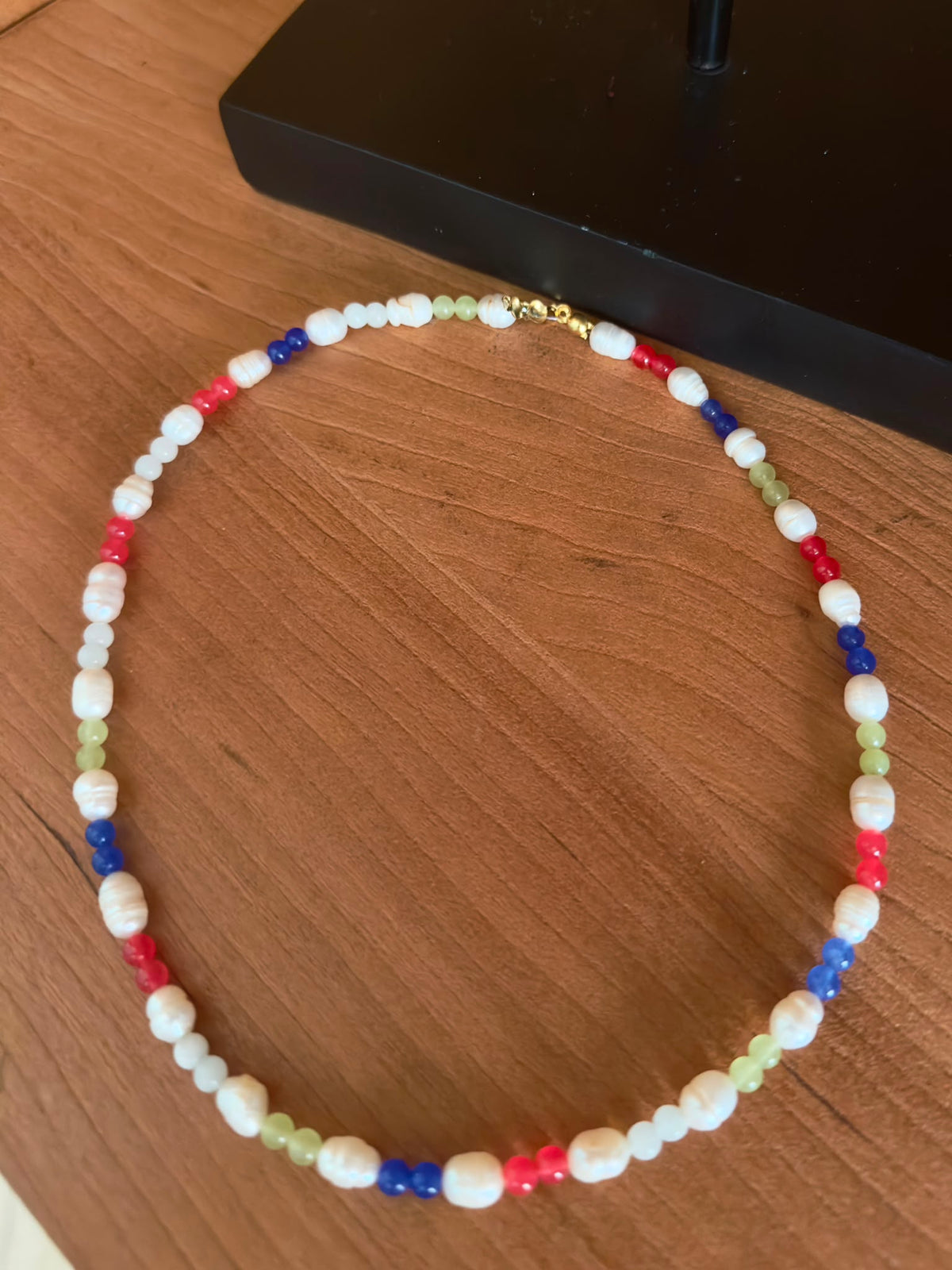 Collar artesanal de perlas naturales de agua dulce con cuentas en rojo coral, azul cobalto y verde jade, cierre dorado, estilo mediterráneo