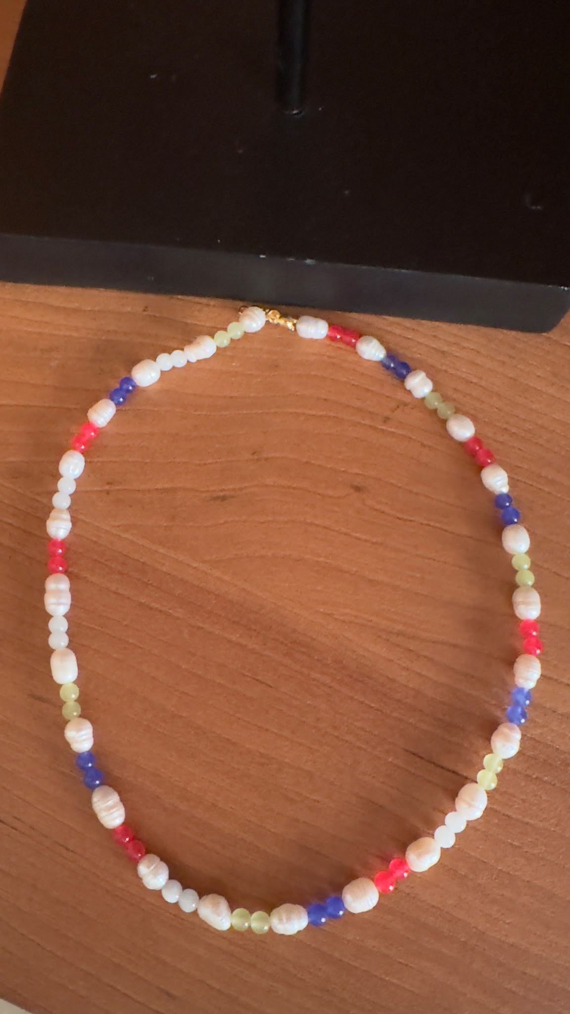 Collar perlas mediterráneo artesanal con cuentas multicolor rojo azul y verde, diseño boho hecho a mano
