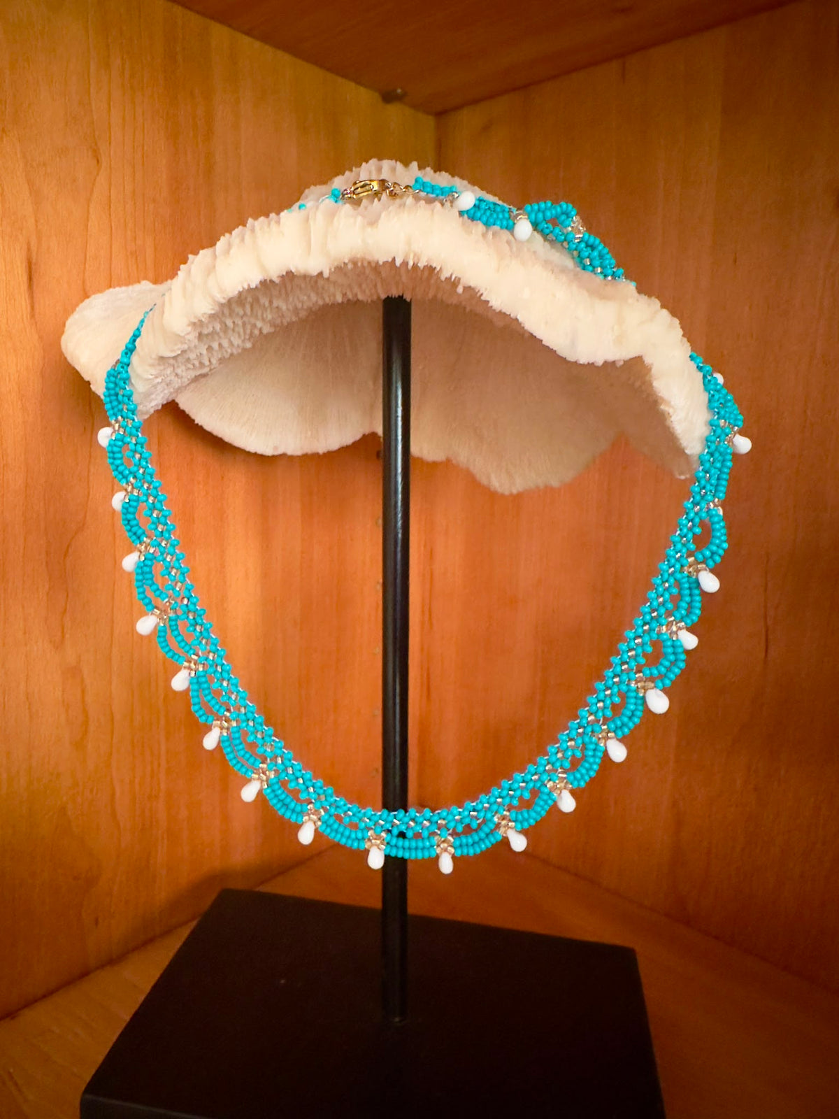 Collar artesanal de cuentas turquesa con gotas blancas nacaradas y cierre dorado, estilo boho mediterráneo