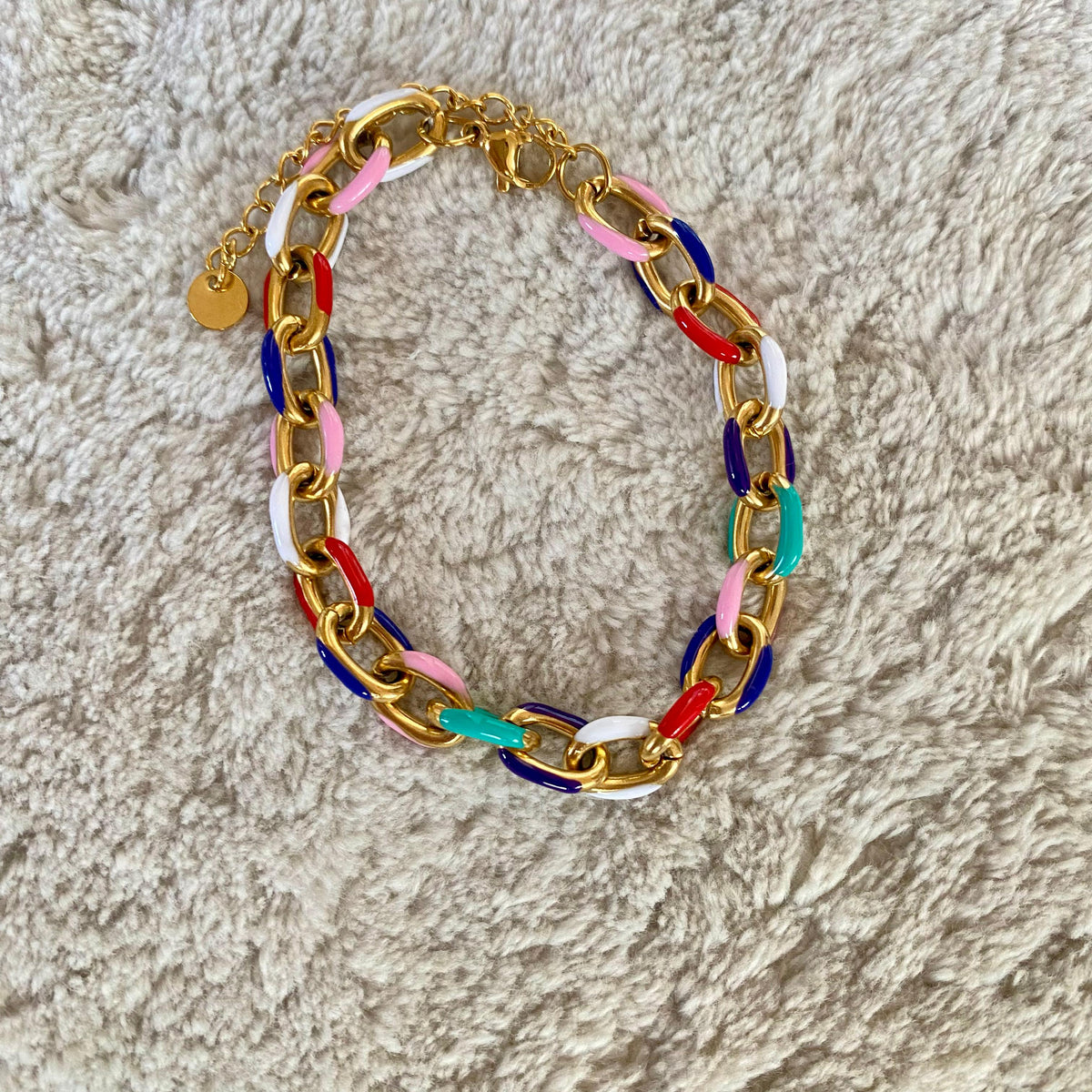 Pulsera Karol – Cadena Dorada con Esmalte Multicolor