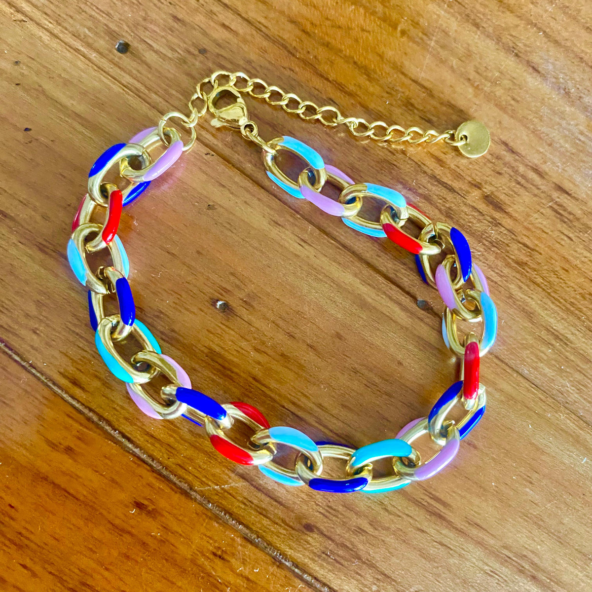 Pulsera Karol – Cadena Dorada con Esmalte Multicolor