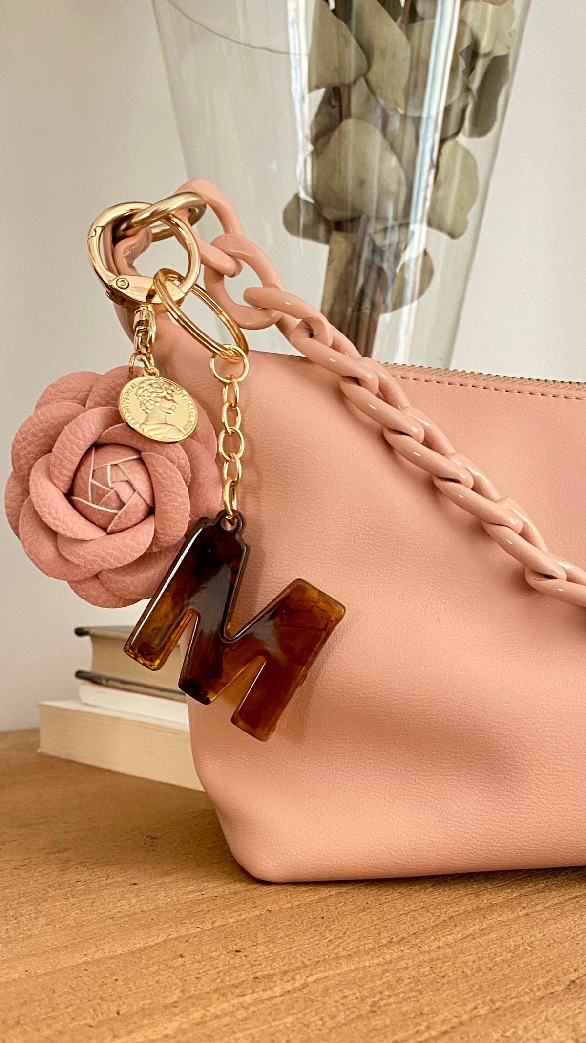 Bag Charm Flor & Letra OMG