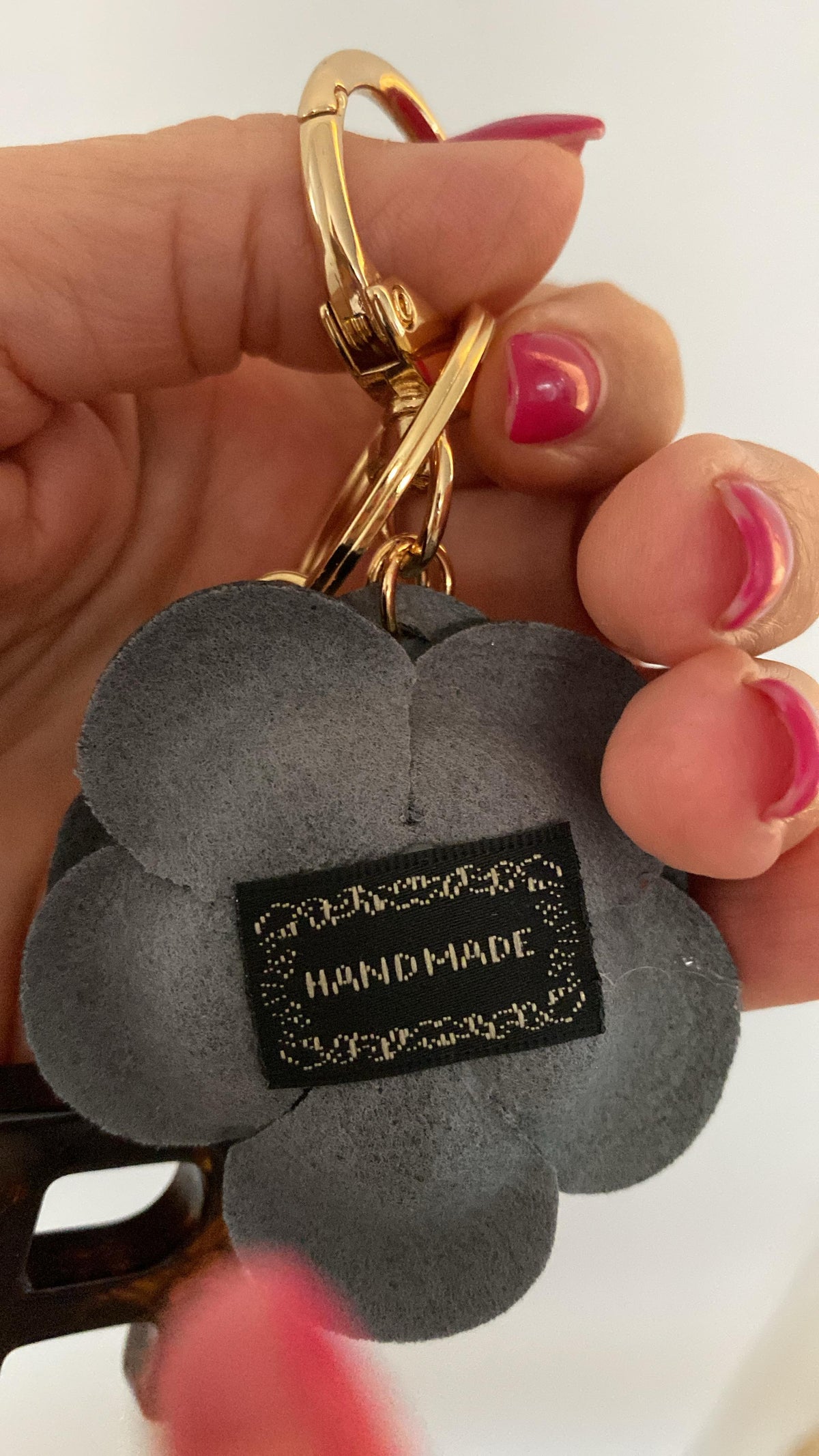 Bag Charm Flor & Letra OMG