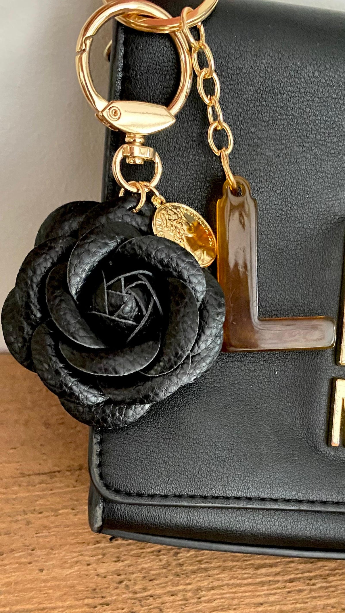 Bag Charm Flor & Letra OMG