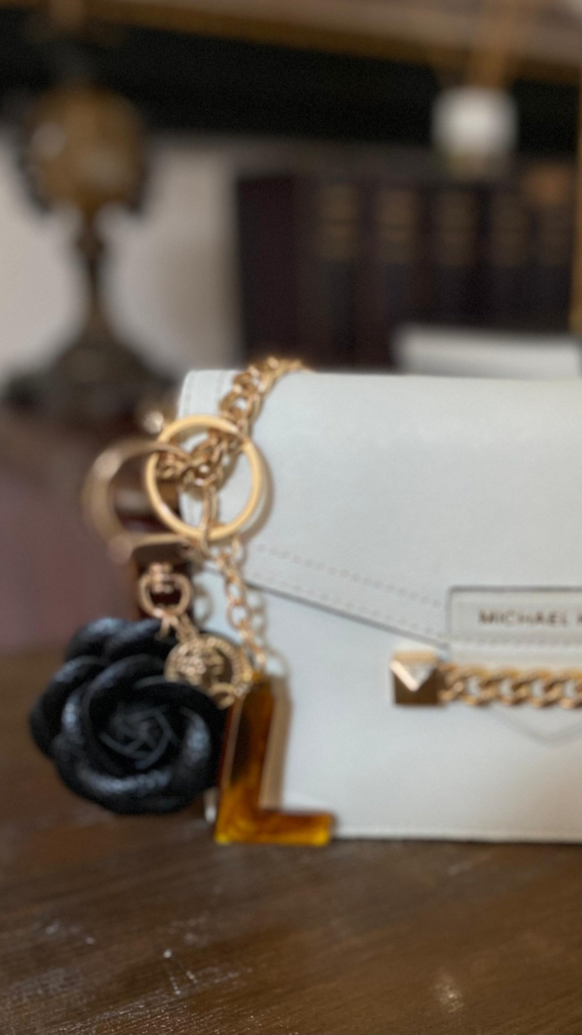 Bag Charm Flor & Letra OMG