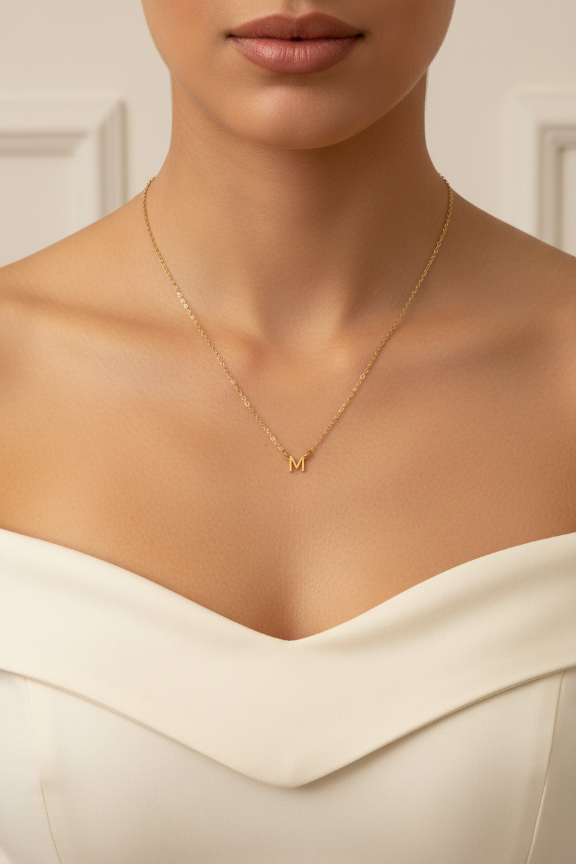Collar Inicial flotante M en modelo
