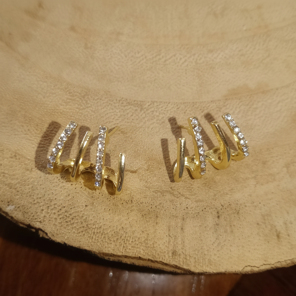 Pendientes Alas plata con baño de oro, fotografía mejorada sobre madera, detalle de joyería