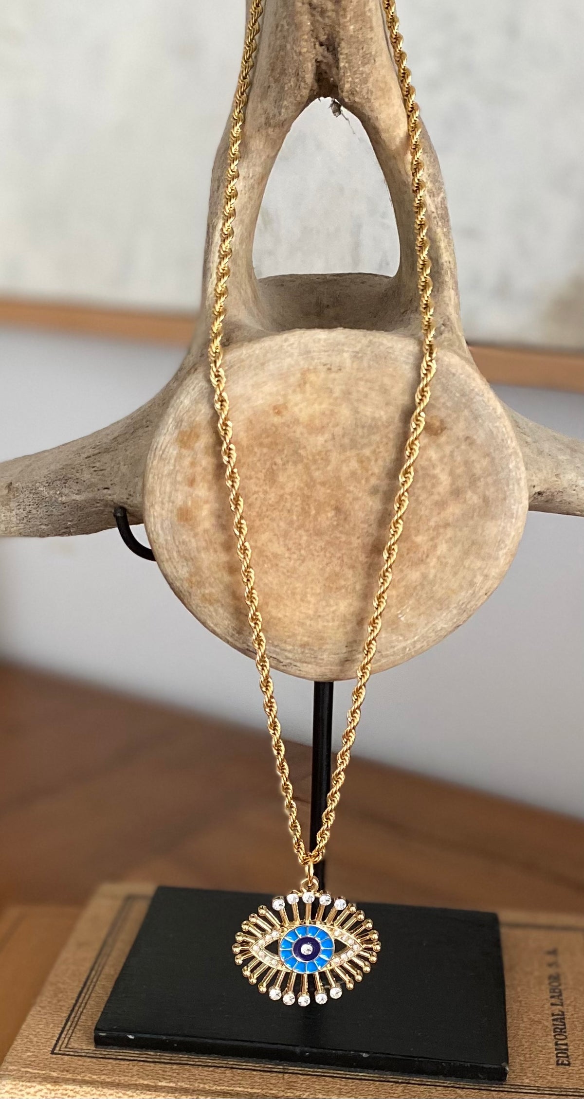Collar Blue eye