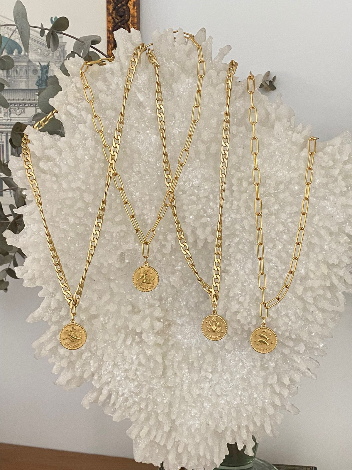 Collares con charm horóscopos dorados