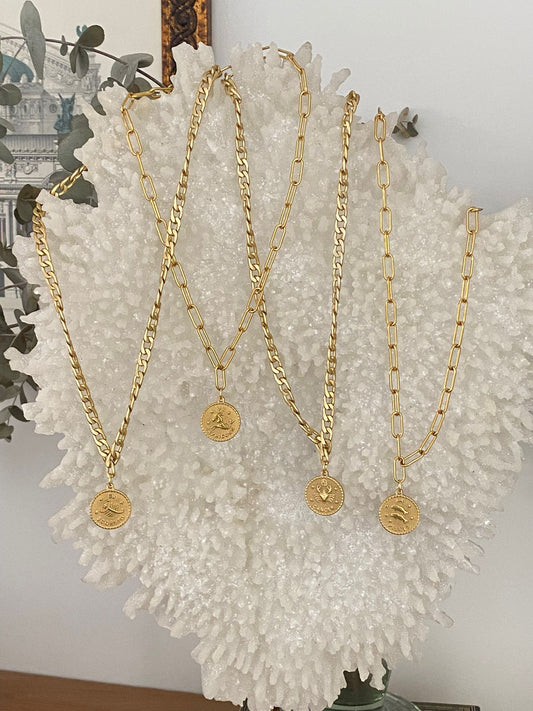 Collares con charm horóscopos dorados